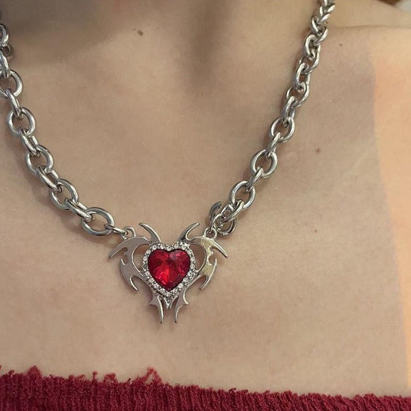 Collar de cadena de metal con decoración de corazones