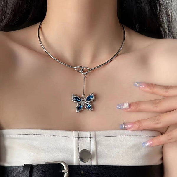 Gargantilla con colgante de mariposa y strass azul