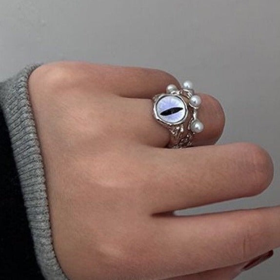 Anillo abierto de perlas sintéticas con decoración de ojos morados