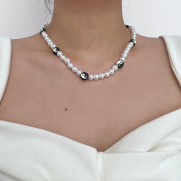 Collar de arcilla con cuentas de perlas artificiales