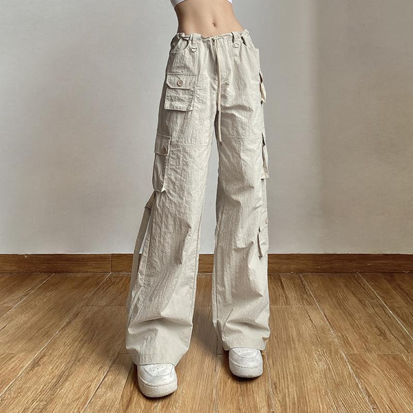 Pantalón de pernera ancha con cintura ajustable y botón liso con cordón y bolsillo cargo 