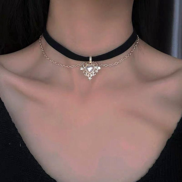 Heart pendant velvet layered choker necklace
